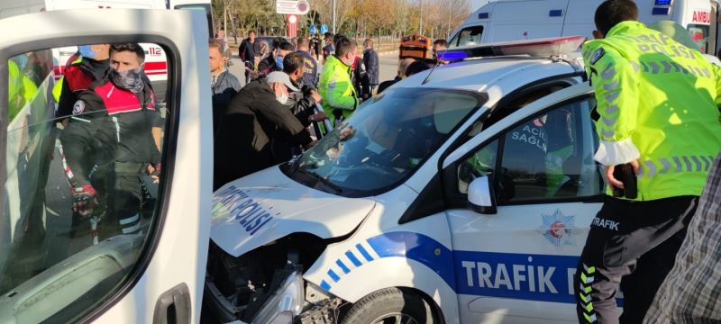 Afyonkarahisar’da öğrenci servisi ile trafik polis otosu çarpıştı
