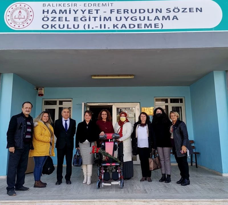 Edremitliler Dayanışma ve Kültür Derneği’nden engelli öğrenciye destek
