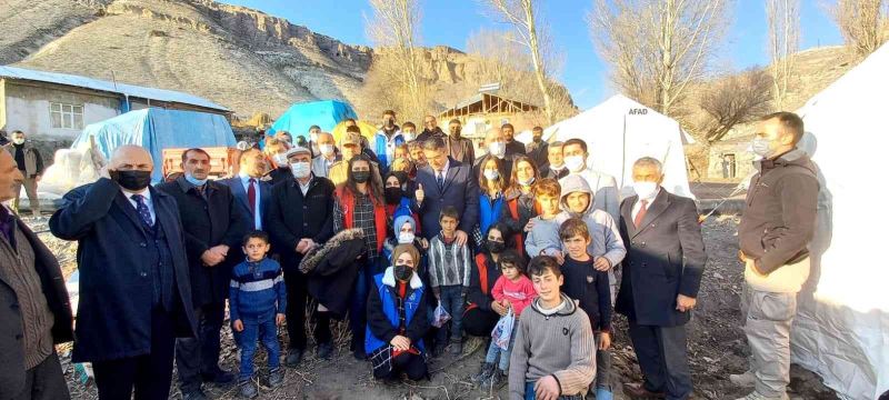 Deprem bölgesinde gönüllülük faaliyetlerine katıldılar
