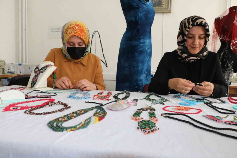 Türk motifleri takı ve elbiselerde hayat buluyor

