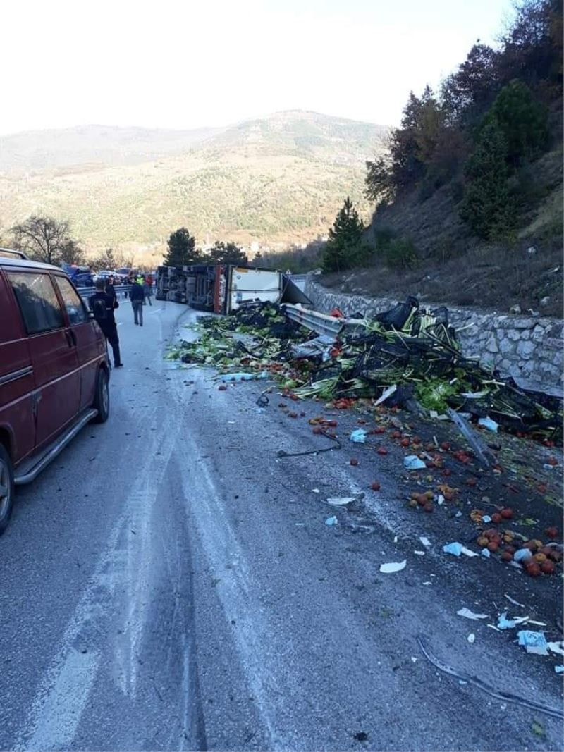 Sebze yüklü tır devrildi, mahsüller yola saçıldı: 1 yaralı
