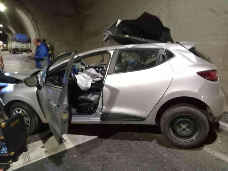 Tünelde otomobil kamyona arkadan çarptı: 1 yaralı
