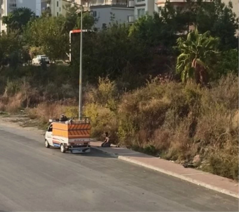 Geri dönüşüm işçisinin kaldırımda namaz molası
