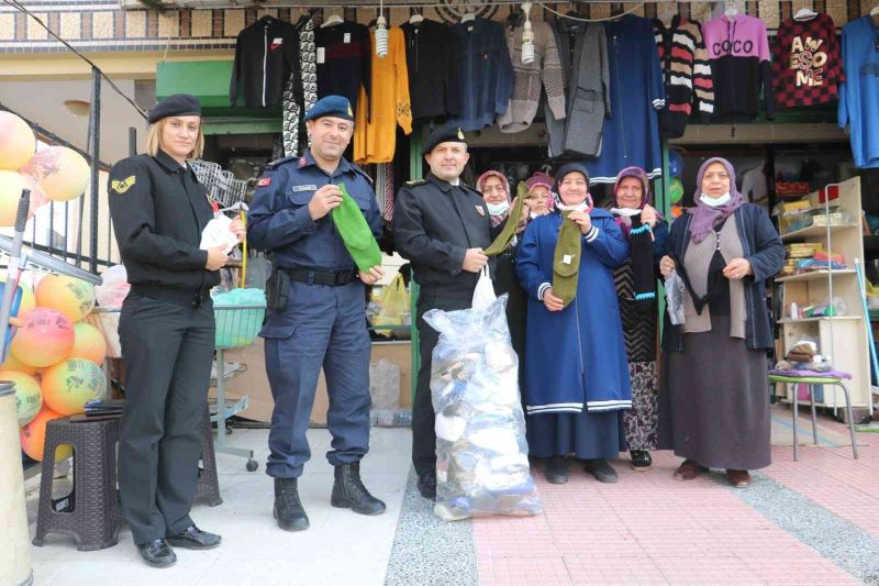 Teyzeler, elleriyle ördükleri çorapları Jandarma’ya hediye etti
