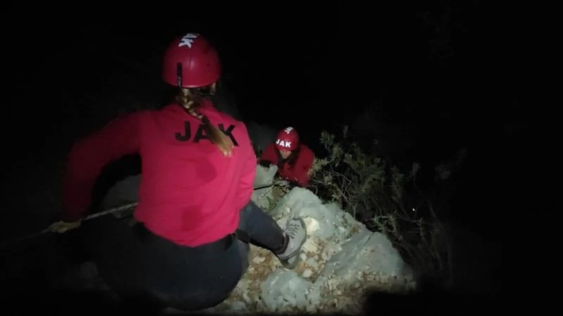 Likya yürüyüşünde rotasını kaybederek sarp kayalıkta mahsur kalan gençler kurtarıldı
