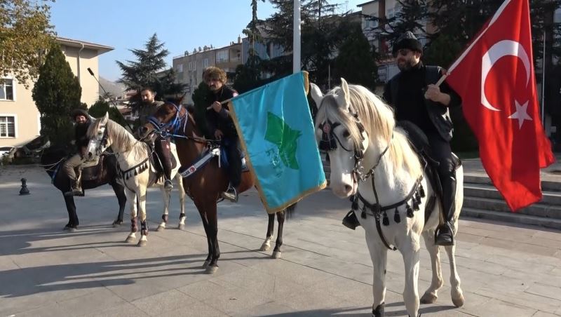 Atları ile trafiğe çıktılar, görenler şaştı kaldı
