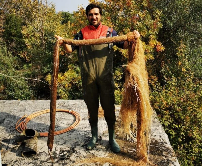 İçme suyu hattından 5 metrelik ağaç kökü çıktı
