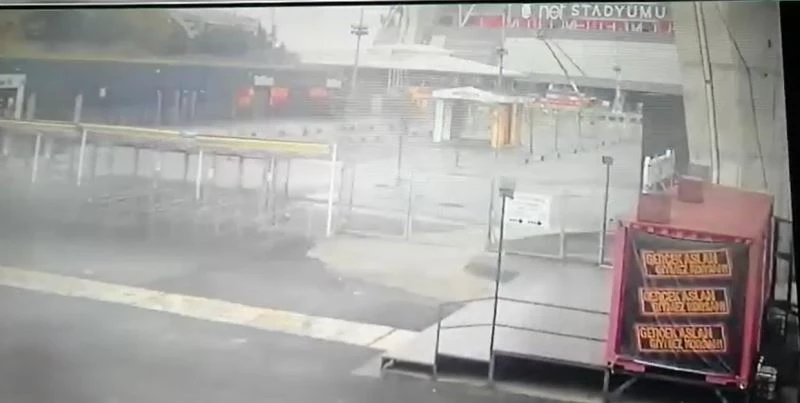 Galatasaray Stadyumu’nda 3 kişinin yaralandığı vincin devrilme anı kamerada
