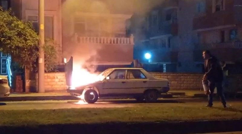 Sürücünün çalıştırdığı otomobil alev topuna döndü
