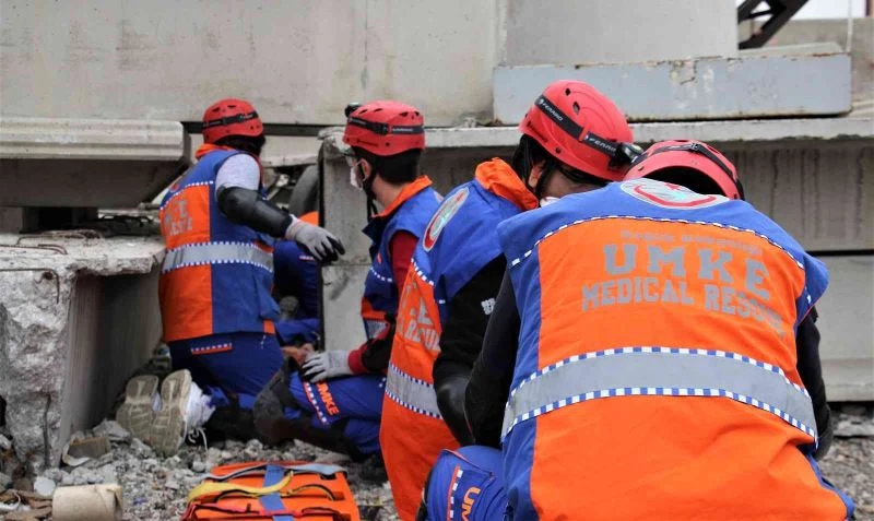 Kahraman UMKE personeli sürekli eğitiliyor
