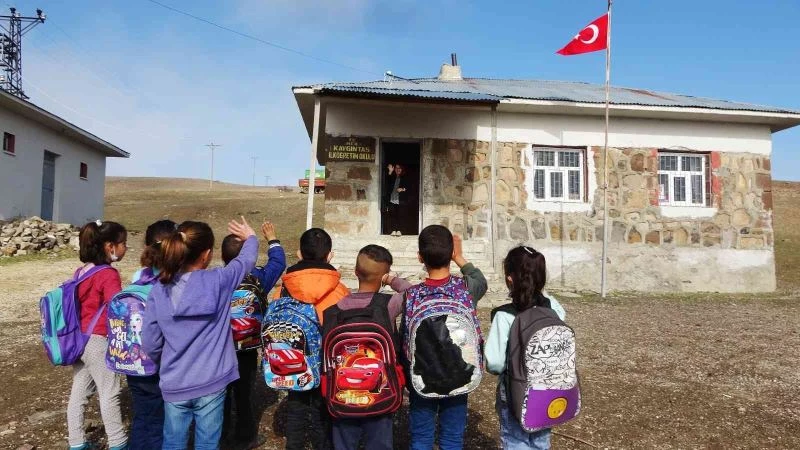 Eğitim meleği Canan öğretmen, çocuk ve kadınların gönlüne dokunuyor
