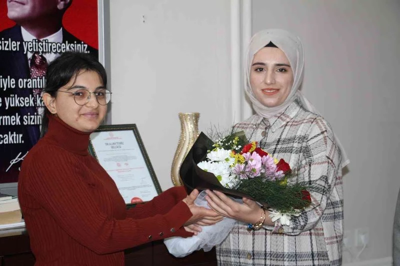 Elazığ’da görev yapan en genç ve en tecrübeli öğretmene anlamlı ziyaret
