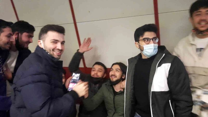 Azerbaycanlı gençler metroda Azerbaycan şarkıları söyleyerek eğlendi
