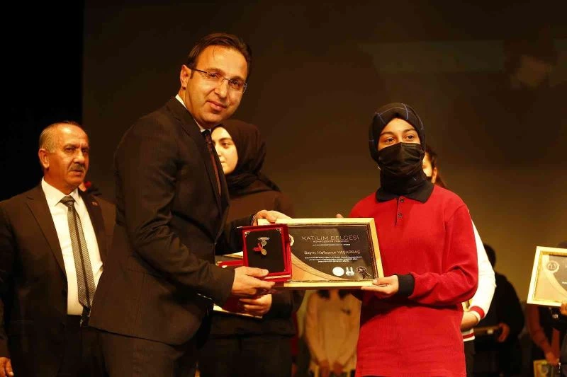 İbrahim Hakkı Hz. konulu şiir, kompozisyon ve resim yarışmasında dereceye giren öğrenciler ödüllendirildi
