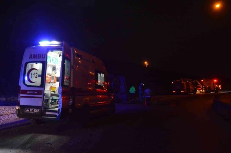 Kuzey Marmara Otoyolunda çakıl taşı yüklü tır devrildi: 1 yaralı
