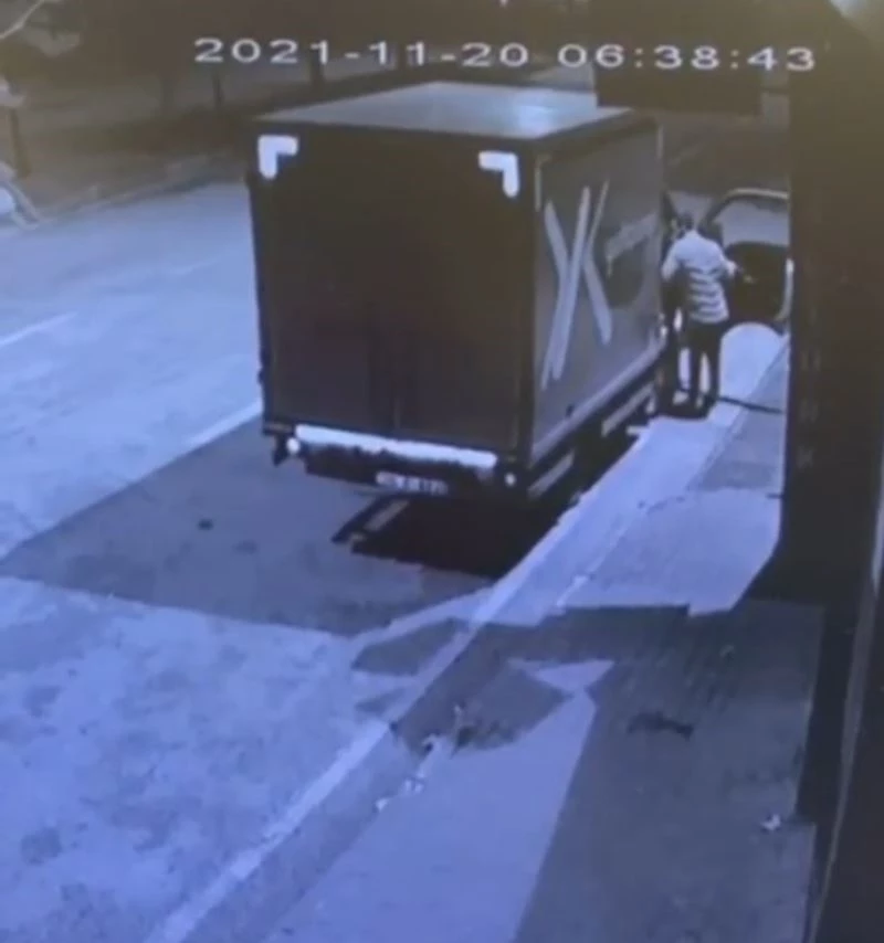 Kargo aracıyla gelip rögar kapağını çaldılar
