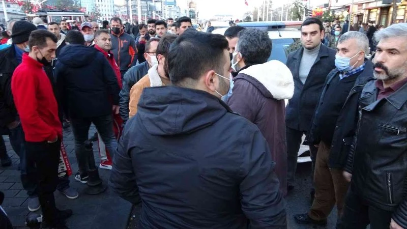  Beyoğlu’nda çorap satan seyyar satıcının ağabeyi zabıta amirine saldırdı
