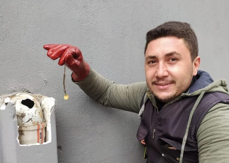 Tıkanan su giderinden altın çıktı
