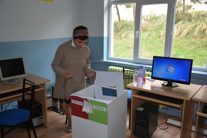 Selma öğretmenden öğrencilerine proje desteği
