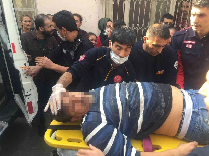 Ölmek isteyen genç yardıma gelen vatandaşın üzerine düşerek kurtuldu
