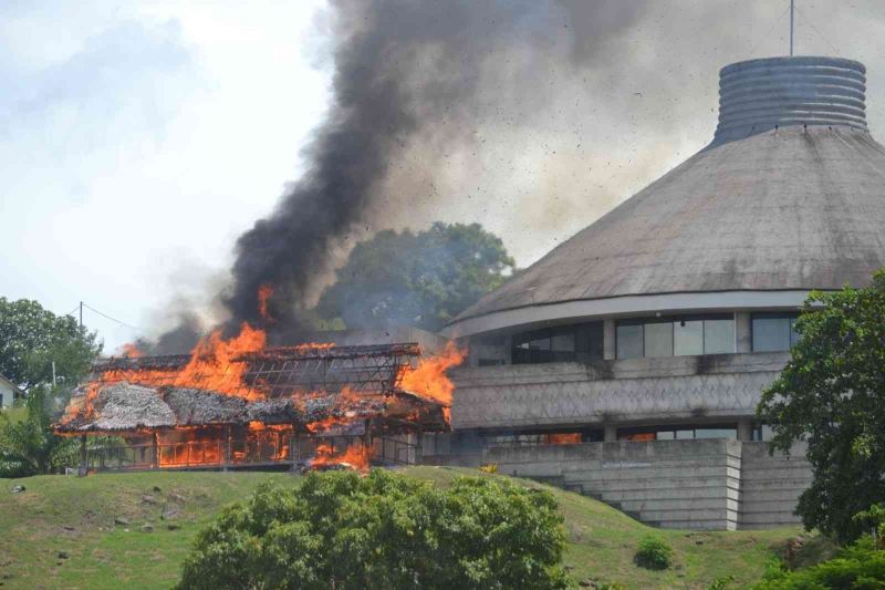 Solomon Adaları’nda protestocular parlamentoyu bastı
