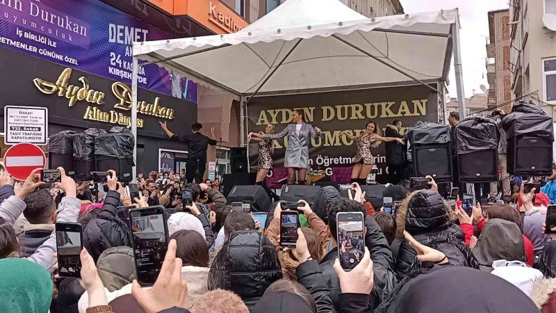 Demet Akalın’a Kırşehir’de yoğun ilgi
