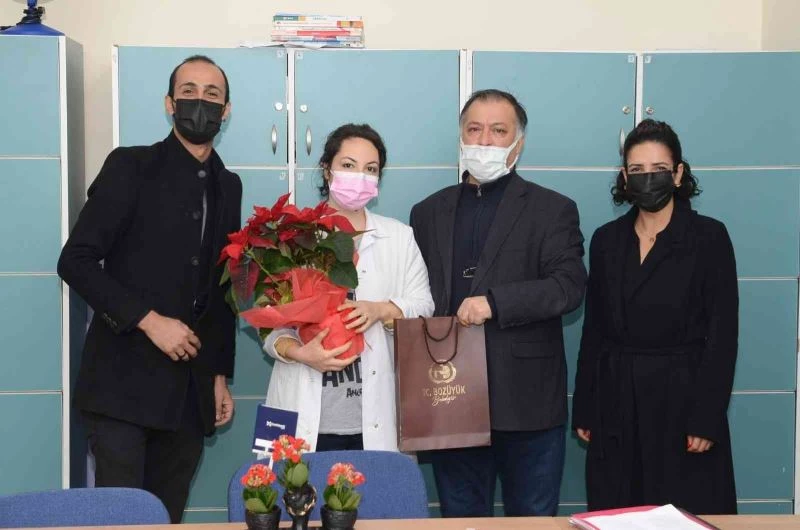 Başkan Bakkalcıoğlu’ndan öğretmenlere çiçekli kutlama
