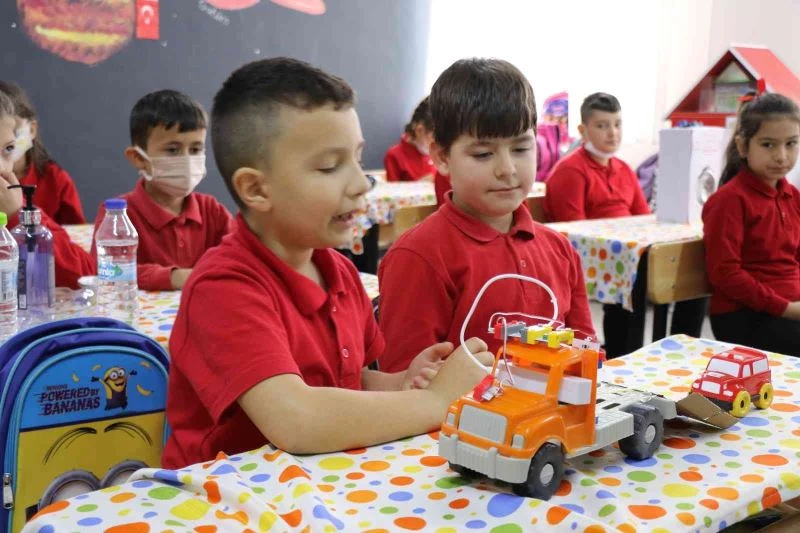 Öğretmen çift el ele verdi, çocuklara bilimi sevdiriyor
