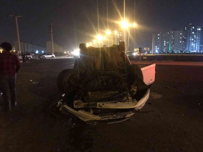 Karanlıkta kavşağı göremedi, aracı taklalar atarak durdu
