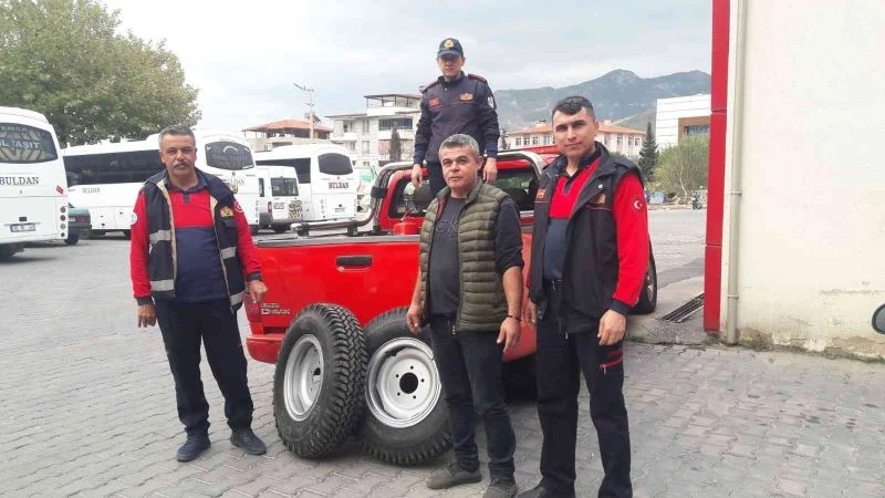 Büyükşehir itfaiyesi lastiği çalınan su tankerine sahip çıktı
