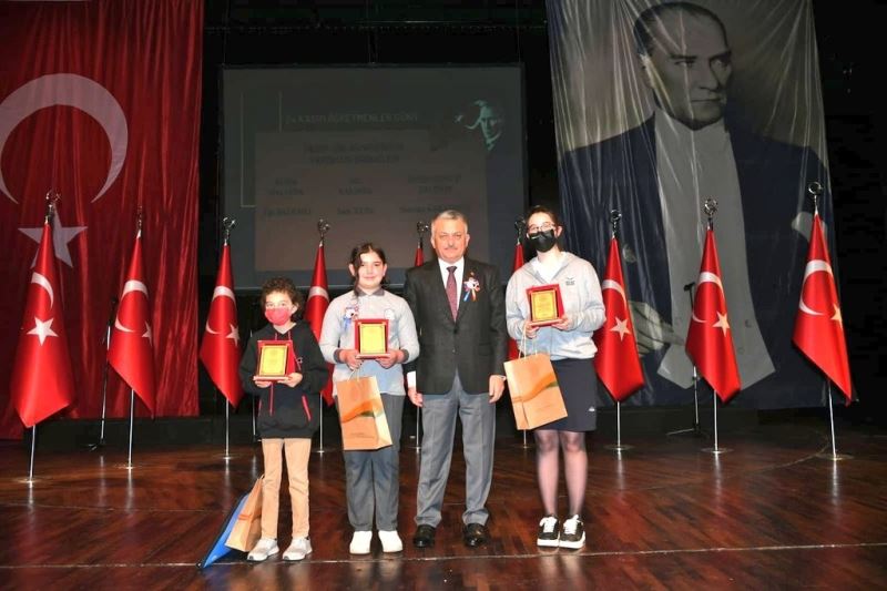 Antalya Valisi Yazıcı: “Öğretmenler, yaktıkları meşaleyle karanlığımızı aydınlatır”
