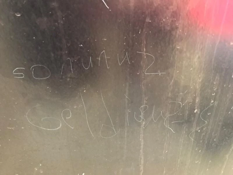 Karısını öldürmüştü: Cinayetten önce evin kapısına bıçakla ‘Sonunuz geldi’, ‘Ölün’ yazdığı iddia edildi
