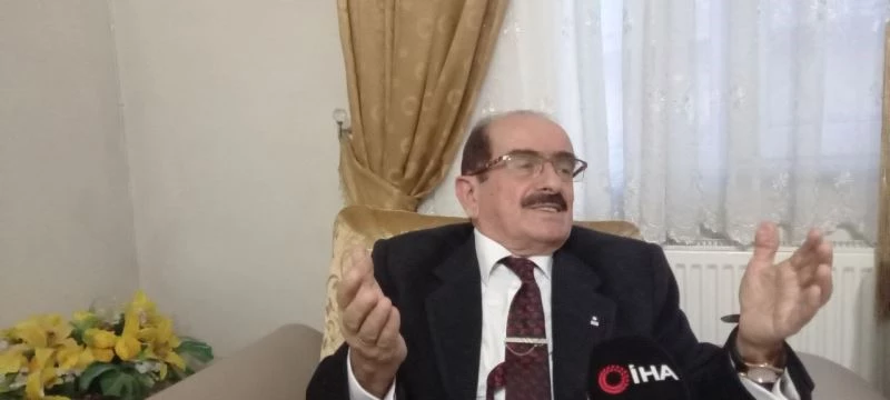 Artvin’de emekli öğretmen Rifat Koçak 56 yıldır takım elbisesini ve kravatını çıkartmıyor
