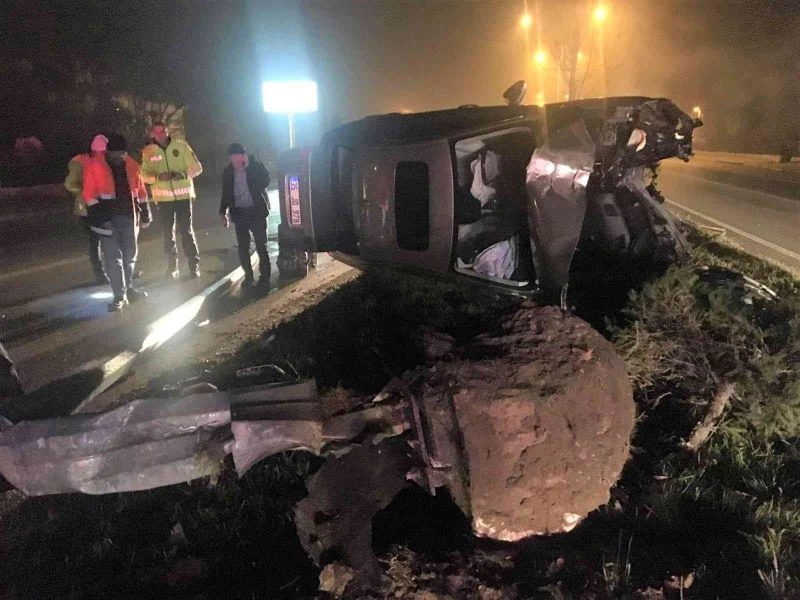 Çarptığı aydınlatma direğini kökünden söktü: 1 yaralı
