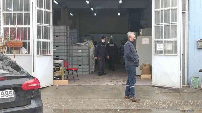 Üzerine enjeksiyon makinesi düşen işçi hayatını kaybetti
