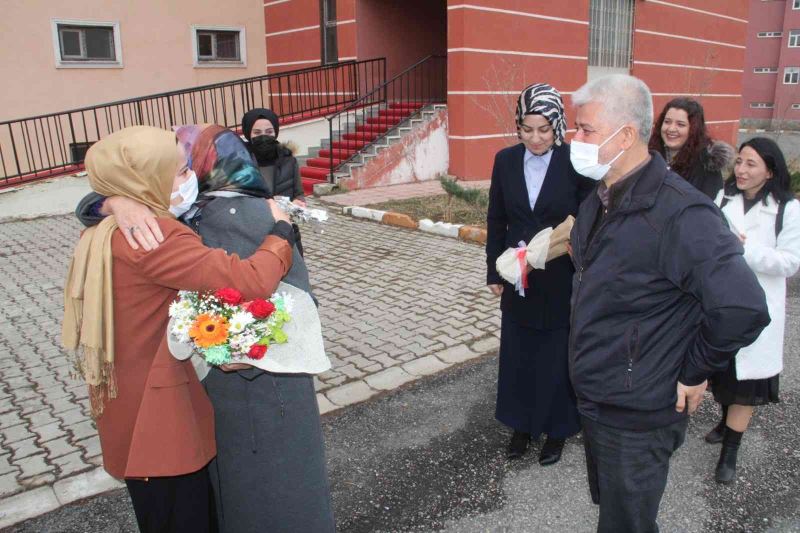 Şefika Öğretmen, sürpriz karşısında gözyaşlarını tutamadı
