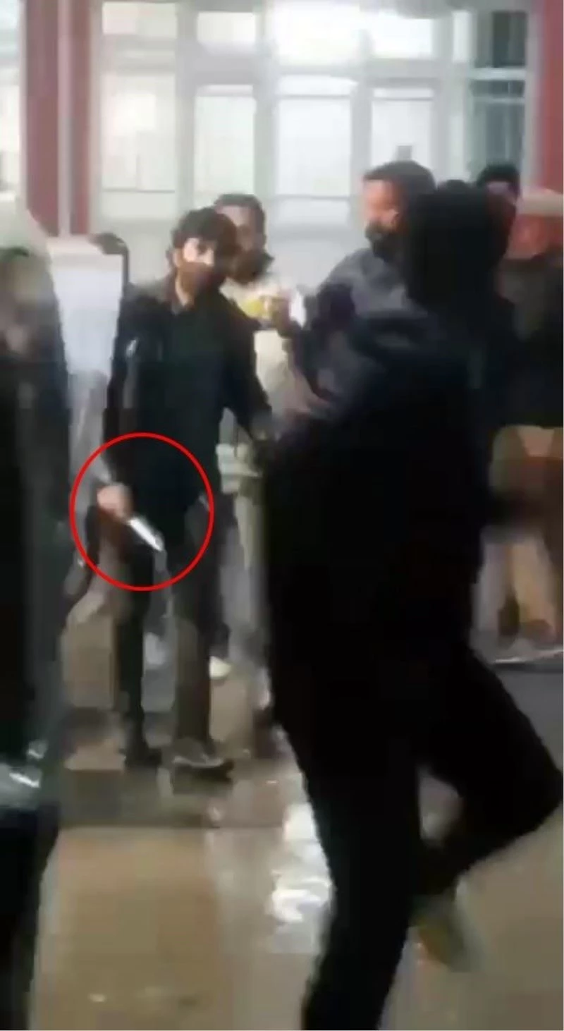 Yabancı uyruklu iki grubun sopa, şemsiye ve bıçaklı kavgası kamerada
