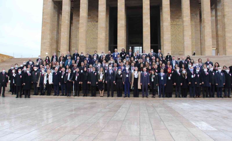 Bakan Özer ve öğretmenler Başöğretmen’in huzurunda
