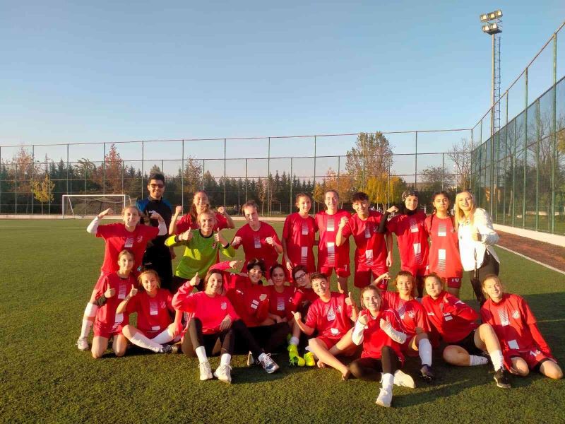 Bilecikspor kadın futbol takımı lig öncesi rakiplerine göz dağı verdi
