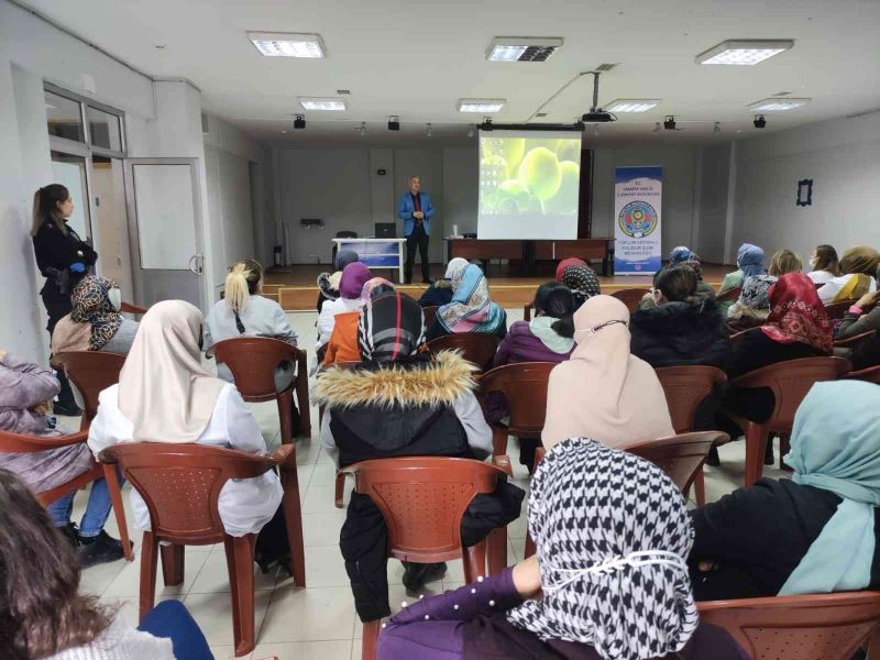 Kadınlar, polis ekipleri tarafından şiddete karşı bilinçlendirildi
