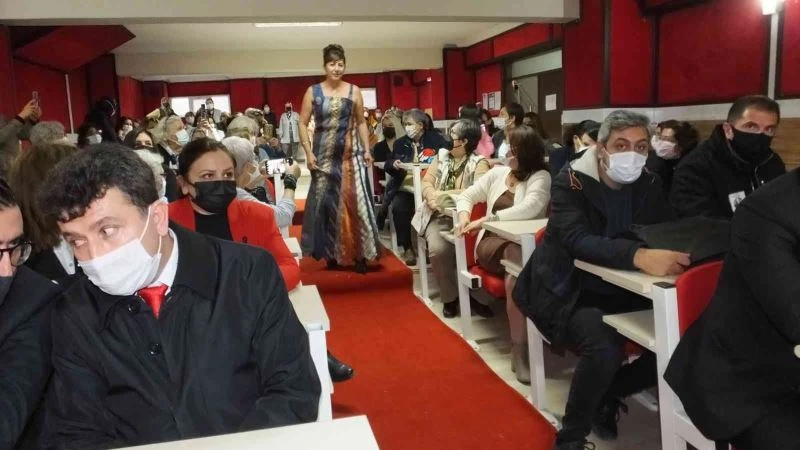 Burhaniye’de kravatlardan yapılan elbise defilede hayran bıraktı
