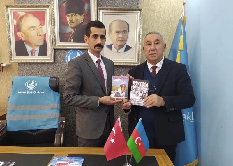 Ünsal, “Soykırım ve Yüreğim Erivanda Kaldı” romanını Iğdır ülkü ocakları başkanına hediye etti
