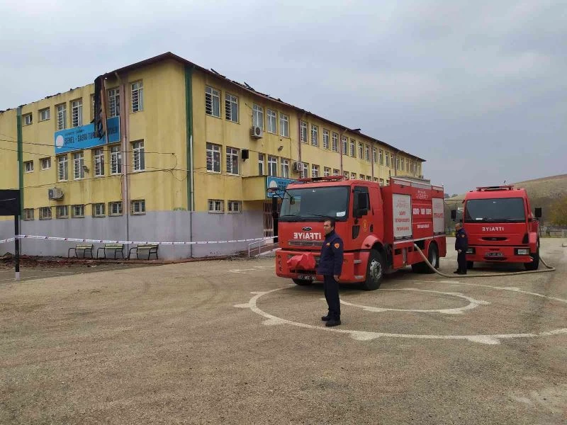 Okul çatısı alev alev yandı, kimsenin olmaması faciayı önledi
