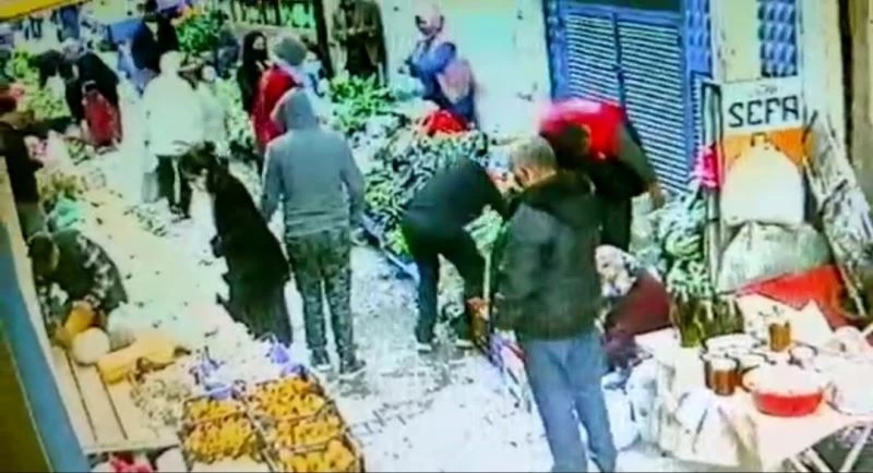 Edremit’te tezgahtan bulgur, pardösüden cep telefonu hırsızlıkları saniye saniye kamerada
