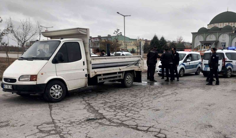 Kovalamacada polis aracına çarpan şüpheli aracı bozulunca yakalandı
