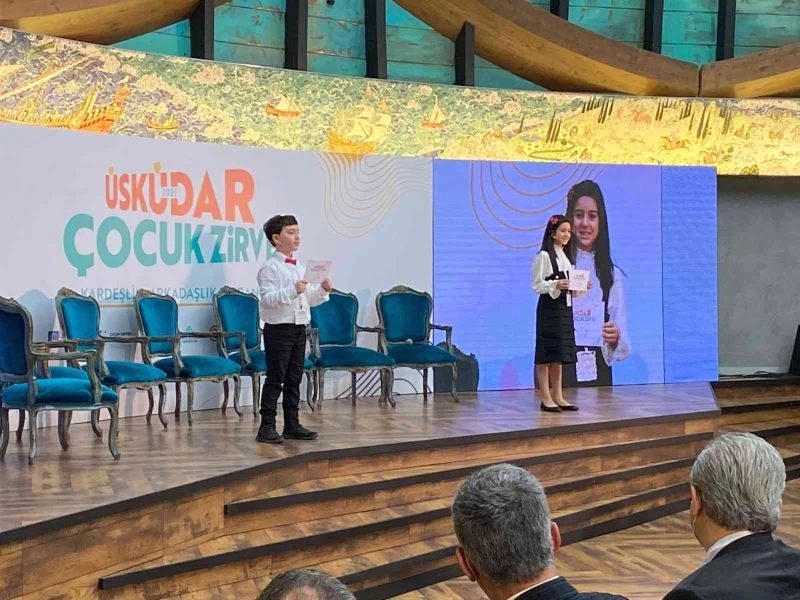 Üsküdar’da ‘Çocuk Zirvesi’nde mikrofonu minikler eline aldı
