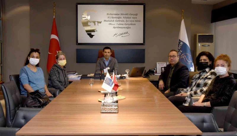 Meksika’daki kazada yaşamını yitiren Arzu’nun annesi, Başkan Günel ile bir araya geldi
