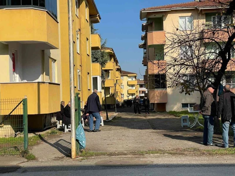 Eve servis getiren kurye, apartman sakinini öldürdü
