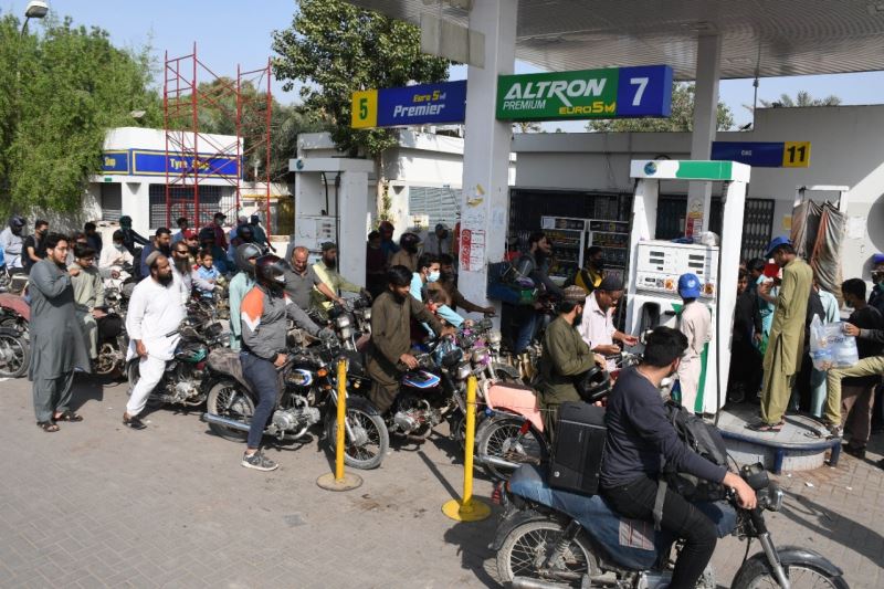 Pakistan’da akar yakıt istasyonları önünde uzun kuyruklar oluştu
