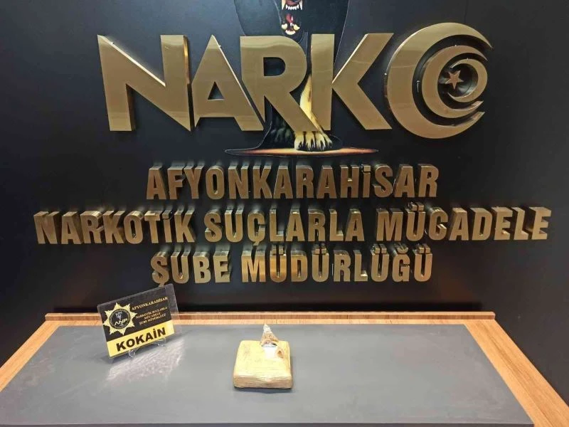 Polis durdurduğu araçta 724 kokain ele geçirdi
